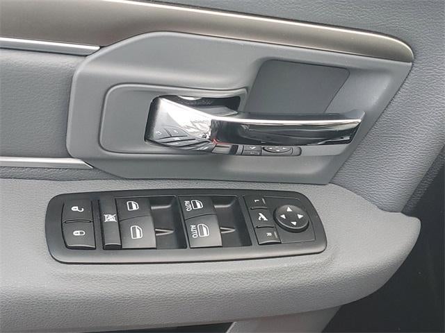 2017 RAM 1500 Big Horn Crew Cab 4x4 5'7" Box